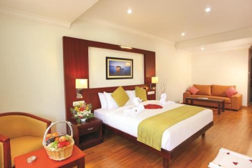 Hotel Raj Regency Nilamel Екстериор снимка